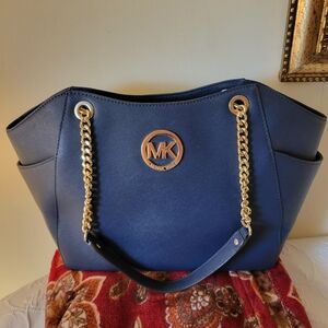 Michael kors Jet Set tote bag. In Beautiful Navy blue.